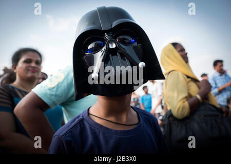 L'enfant fréquente le défilé du carnaval avec un masque du personnage Darth Vader Banque D'Images