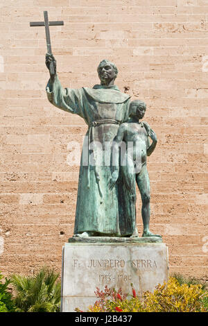 Statue de Junipero Serra à l'extérieur de la Basilique de Sant Francesc à Palma de Majorque, Espagne Banque D'Images