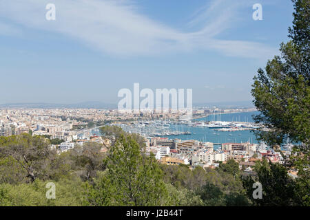 Vue sur la ville et le port de Castell de Bellver à Palma de Majorque, Espagne Banque D'Images