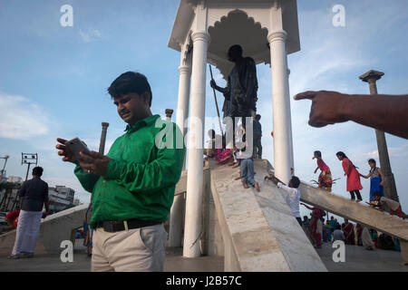 Un groupe d'enfants jouer à côté du monument à la mémoire du Mahatma Gandhi Banque D'Images