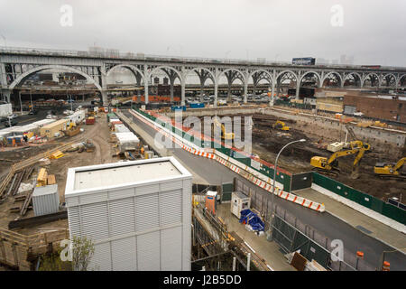 Construction dans la zone de 17 hectares, acquis en partie grâce à l'utilisation de domaine éminent controversée, dans la vallée de Manhattan à New York, où l'université de Columbia est la construction d'un bio-tech lab ainsi qu'une extension de l'université générale le Samedi, Avril 22, 2017. Le Riverside viaduc sur la vallée de Manhattan est à l'arrière-plan. (© Richard B. Levine) Banque D'Images