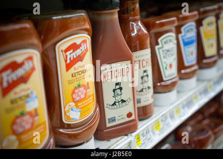 Bouteilles de Ketchup de Sir Kensington avec les concurrents sont vus sur une étagère de magasin d'épicerie, à New York, le samedi, 22 avril 2017. Unilever a récemment acheté Sir Kensington à partir de Verlinvest pour 140 millions de dollars. (© Richard B. Levine) Banque D'Images