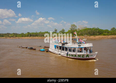 SANTAREM, PARA, BRÉSIL - 3 octobre 2015 - transports bateau typique de la région de l'amazone le fleuve Amazone jusqu'voiles plein de passagers, au cours de la s à sec Banque D'Images