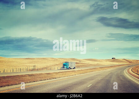 Les tons de couleur photo de paysage avec l'autoroute américaine camion semi-remorque. Banque D'Images