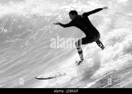 Surfer la vague d'équitation au Maroc Banque D'Images