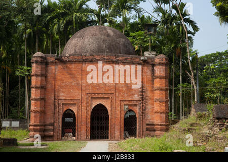Zinda Pir juste au nord de la mosquée mosquée Nine-Domed à Bagerhat. Le Bangladesh Banque D'Images