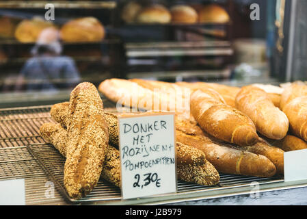 Malines, Belgique - 30 juillet 2016 : pain au marché de l'alimentation de rue à Malines Banque D'Images