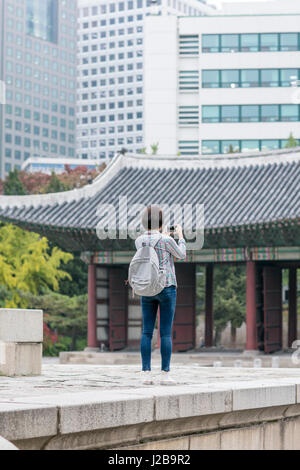 Retour des jeunes femmes dans les tenues de loisirs touristiques Banque D'Images