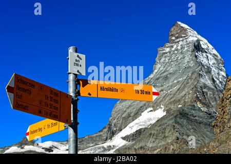 Signe de la direction au refuge Hörnlihütte Hirli en face de la Matterhorn peak, Zermatt, Valais, Suisse Banque D'Images