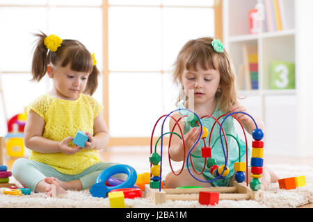 Enfants jouant avec des jouets dans l'école maternelle Banque D'Images