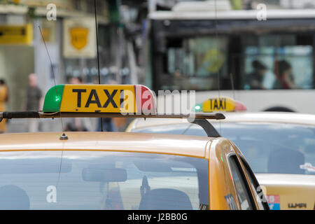 Bucarest, Roumanie, 11 juin 2016 : close up on a yellow taxi cab signe. Banque D'Images