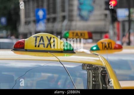 Bucarest, Roumanie, 11 juin 2016 : close up on a yellow taxi cab signe. Banque D'Images