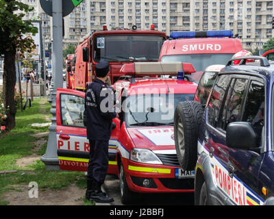 Bucarest, Roumanie, 14 juin 2016 : les camions incendie et les voitures d'ambulance se sont réunis à l'extérieur de la station de métro la victoire à Bucarest, pour une alerte incendie. Banque D'Images