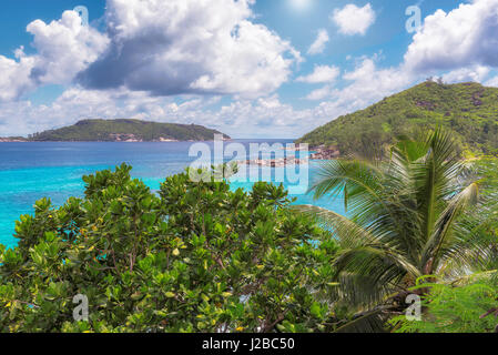 Vue sur la magnifique île de Mahé, Seychelles. Banque D'Images