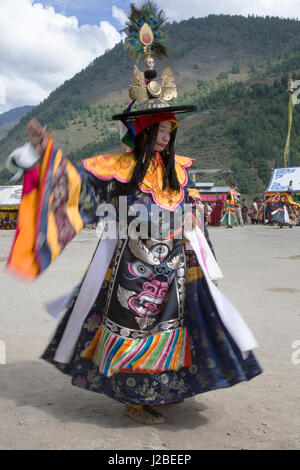 L'Asie, Bhoutan, Haa Tshechu. Black Hat la danse et les danseurs. Banque D'Images