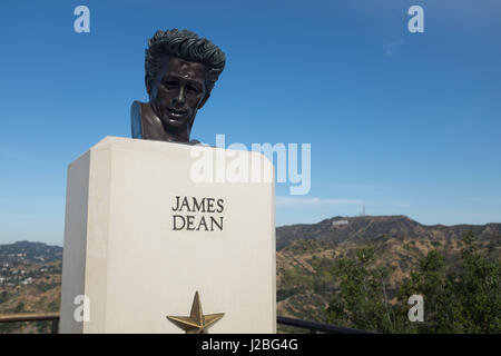 Statue de James Dean avec vue sur les collines d'Hollywood, LA, Californie Banque D'Images