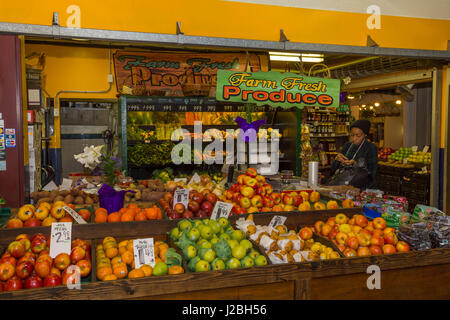 Les gens, les consommateurs, les magasins, les produits frais, épicerie, marché de producteurs, 3ème rue et Fairfax Avenue, Los Angeles, Californie Banque D'Images