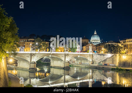 Cité du Vatican, Rome, Italie, belle image nocturne animée de Panorama de la Basilique St Pierre, Ponte St. Angelo et Tibre Banque D'Images