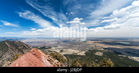 Boulder Colorado passage vue sur la ville de paysage du centre-ville et le campus du haut de la Foothills Banque D'Images