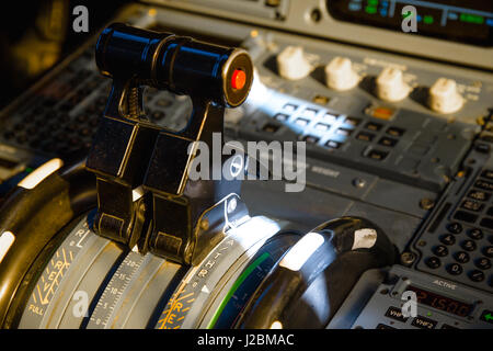 Airbus A320 manettes de poussée sur la console centrale tableau de bord. Commutateurs et cadrans visibles dans l'arrière-plan. Banque D'Images