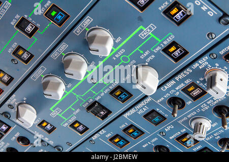 Airbus A320 panneau supérieur avec des commutateurs et des boutons pour le contrôle des divers systèmes d'aéronefs et de composants. Banque D'Images