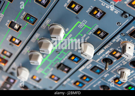 Airbus A320 panneau supérieur avec des commutateurs et des boutons pour le contrôle des divers systèmes d'aéronefs et de composants. Banque D'Images