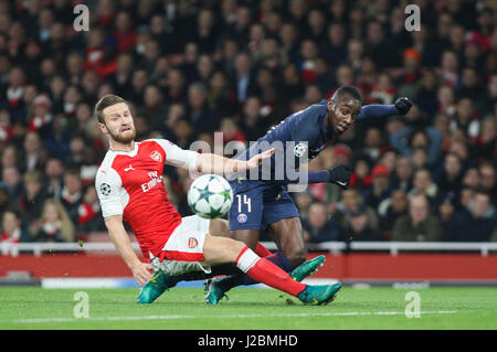 Blaise Matuidi du Paris Saint-Germain (14) traverse la balle pour mettre en place l'objectif d'ouverture au cours de l'UEFA Champions League correspondre entre Arsenal et Paris Saint-Germain à l'Emirates Stadium de Londres. Le 23 novembre 2016. Utilisez uniquement rédactionnel Premier League et Ligue de football images sont soumis à licence DataCo voir www.football-dataco.com Banque D'Images