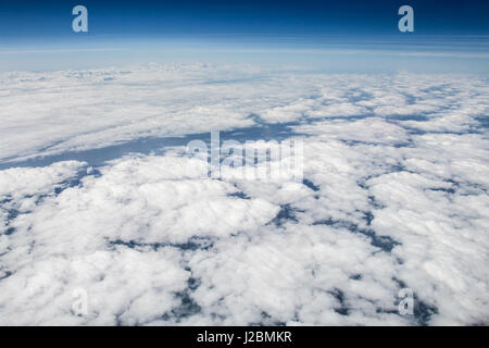 Ciel nuageux au-dessus de l'Europe illustrée de haute altitude avec un ciel bleu profond. Banque D'Images