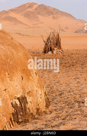 L'Afrique, la Namibie, le nord-ouest de la Namibie, de la tribu Himba. Déserté camp de la tribu Himba. Banque D'Images