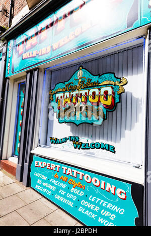 Tatouage tatouage tatouage signe fenêtre fenêtre boutique La boutique sign tatoueur signes UK Angleterre signe de tatouage Banque D'Images