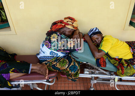 La TANZANIE, Korogwe, Kwalukonge KWALUKONGE village, Centre de santé, des parents de patients Banque D'Images