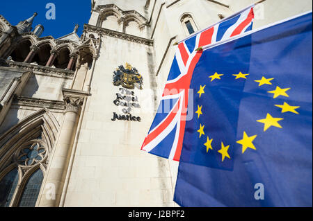 L'Union européenne et de l'UE UK Royaume-Uni drapeaux flottants ensemble en face de la Royal Courts of Justice à Londres, où certains cas sera entendu Brexit Banque D'Images