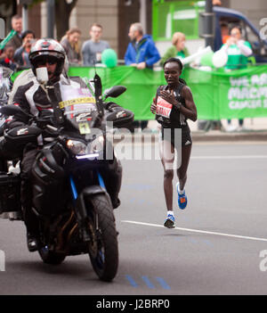 Mary Keitany, du Kenya, en compétition dans le Marathon de Londres 2017. Elle a remporté la course élite en un temps de 02:17:01 Banque D'Images