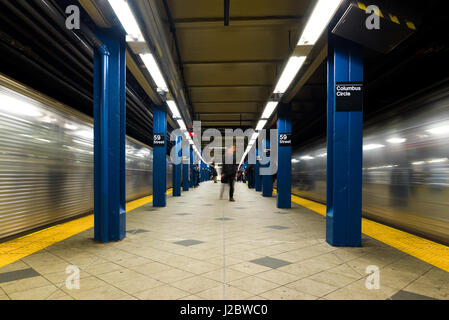 Le métro arrivant à plates-formes comme passagers attendent, New York Banque D'Images