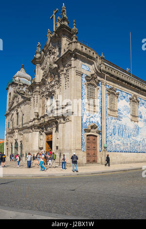 L'église de Porto Portugal, vue sur l'historique Igreja do Carmo, une église baroque historique dans le centre de Porto, Portugal. Banque D'Images