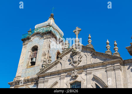 L'église de Porto Portugal, vue sur la tour et le fronton de l'historique Igreja do Carmo, une église baroque historique dans le centre de Porto, Portugal. Banque D'Images