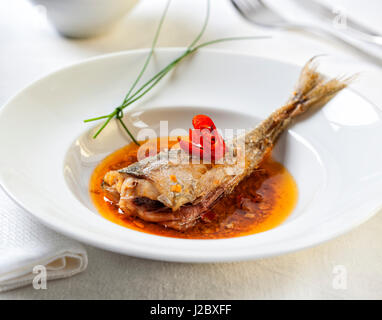 Chinchard frit dans une sauce épicée Banque D'Images