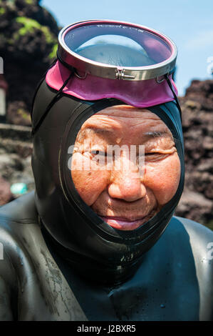 La célèbre, Haenyeo femmes plongeuses sur le site du patrimoine mondial de l'UNESCO, l'île de Jejudo, Corée du Sud Banque D'Images