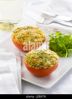 Tomates farcies garnies d'herbes de Provence. Banque D'Images