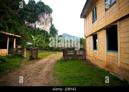 Vieng Xai est situé dans le Nord du Laos, sur la frontière du Vietnam. Beaucoup de combats se fait ici pendant les guerres. C'est un hôpital avec un manque de conditions sanitaires. Banque D'Images