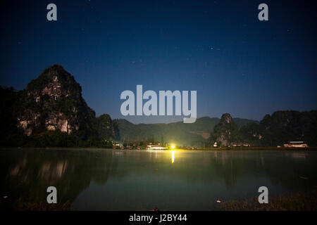 Vieng Xai est situé dans le Nord du Laos, sur la frontière du Vietnam. Une belle soirée sur le lac. Banque D'Images