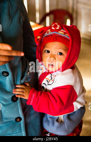 Vieng Xai est situé dans le Nord du Laos, sur la frontière du Vietnam. Les enfants ici. Banque D'Images