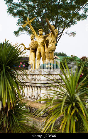 Vieng Xai est situé dans le Nord du Laos, sur la frontière du Vietnam. Beaucoup de combats se fait ici pendant les guerres. Un amusant monument anti-USA ici, Banque D'Images