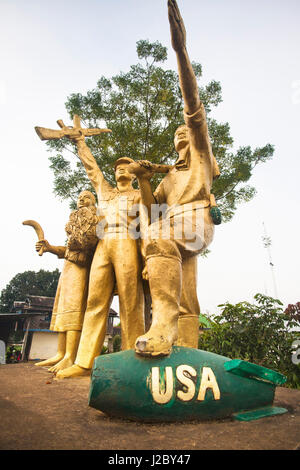 Vieng Xai est situé dans le Nord du Laos, sur la frontière du Vietnam. Beaucoup de combats se fait ici pendant les guerres. Un amusant monument anti-USA ici, Banque D'Images