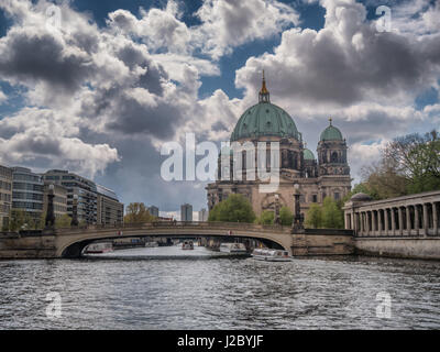 Spree avec les bateaux d'excursion à Berlin Mitte, Allemagne Banque D'Images