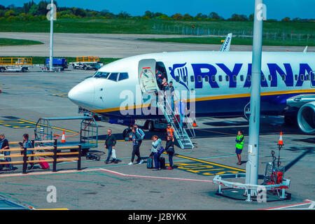 Boeing 737 de Ryanair à l'aéroport de Londres Stansted avec passagers débarqués, Banque D'Images