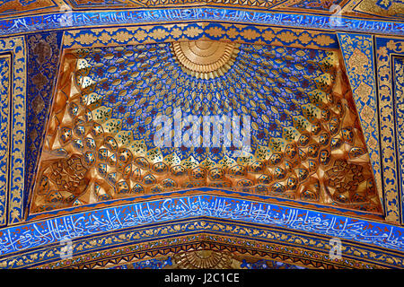 SAMARKAND, OUZBÉKISTAN - Mai 04, 2014 l'intérieur du mausolée Aksaray d'Or Banque D'Images