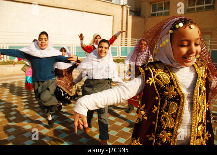 L'Iran, Téhéran, groupe de joyeux pour courir et sauter comme des oiseaux en costume traditionnel (MR) Banque D'Images