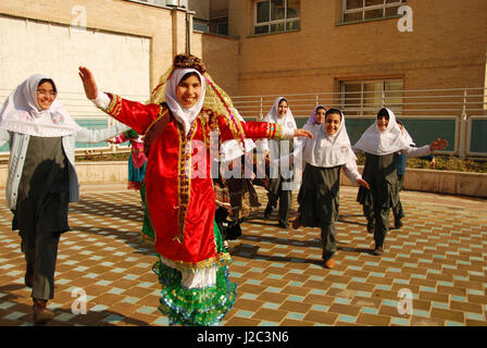 L'Iran, Téhéran, groupe de joyeux pour courir et sauter comme des oiseaux en costume traditionnel (MR) Banque D'Images