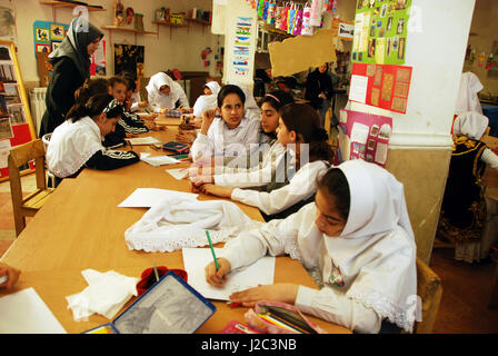 L'Iran, Téhéran, les enfants en classe de dessin au cours de l'Art dans toutes les activités d'entre nous (M.) Banque D'Images